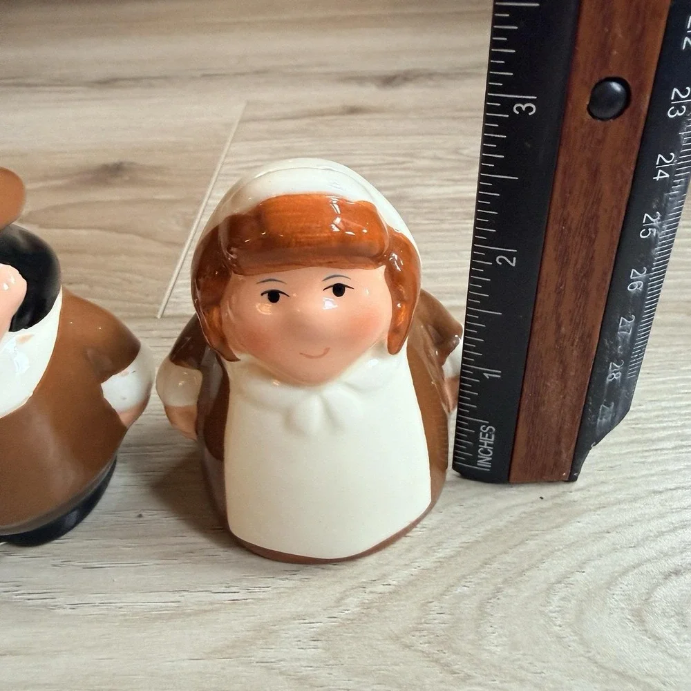 Pilgrim Pair Salt and Pepper Shakers Thanksgiving Themed 2004 Vintage Publix